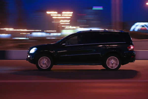 Auto's gaan op nacht stad — Stockfoto