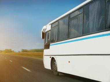 Otobüs taşra yolunda gidiyor.