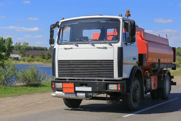 Plyn cisternový nákladní vůz jede na dálnici — Stock fotografie