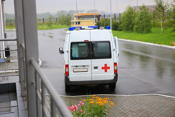 在医院附近的停车场车救护车 — 图库照片