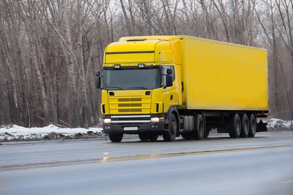 Winter-gelbes LKW — Stockfoto