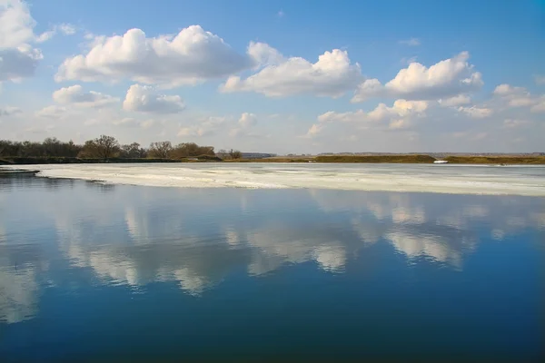 Весняний пейзаж з озером — стокове фото