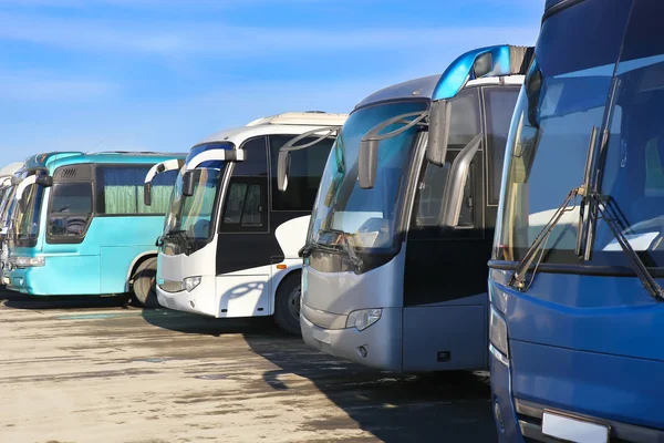 Autobuses turísticos en el aparcamiento — Foto de Stock