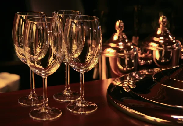 Bicchieri di vino sul bancone del bar — Foto Stock