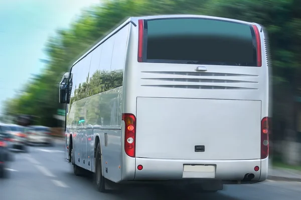 Turistický autobus jede na ulici města — Stock fotografie