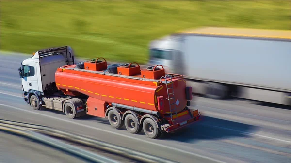 Gas-tankwagen gaat op snelweg — Stockfoto