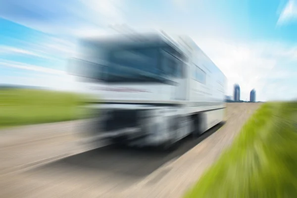 Vrachtwagen gaat op snelweg — Stockfoto