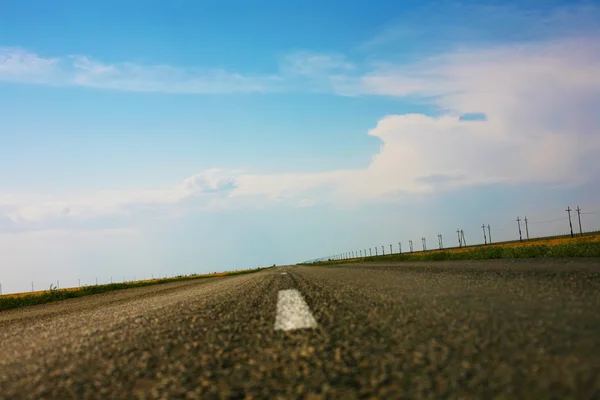 Estrada enviada à distância para o horizonte — Fotografia de Stock