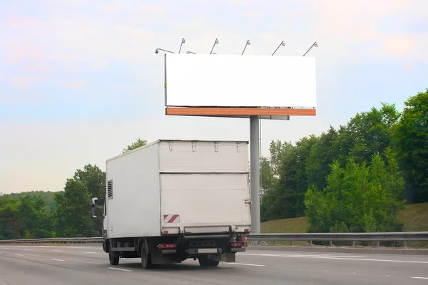 Camion va sur autoroute par billboard — Photo