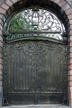 metal kapı ile taş duvar