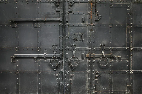 Staré kovové černá brána — Stock fotografie