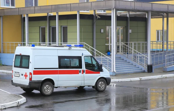 Ambulance op parking in de buurt van ziekenhuis — Stockfoto