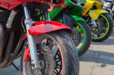 kırmızı yeşil ve sarı motosiklet