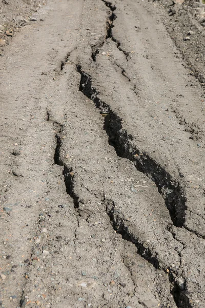 亀裂の未舗装の道路 — ストック写真