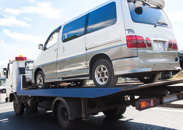 Vrakbärgare transporterar trasiga miniveins — Stockfoto