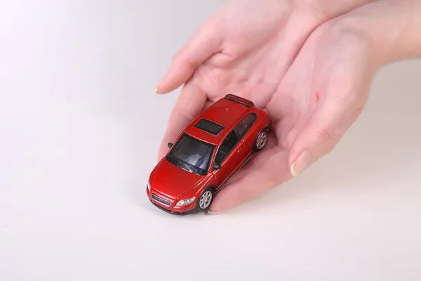 Игрушечный автомобиль в женских руках — стоковое фото