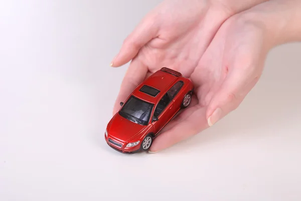 Jouet voiture dans les mains féminines — Photo