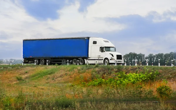 Biały samochód idzie na autostradzie — Zdjęcie stockowe