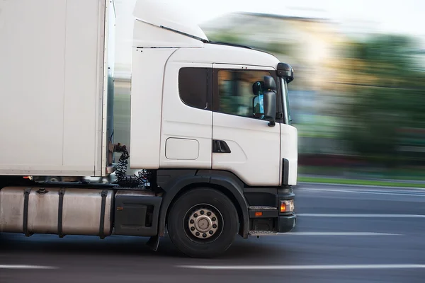 LKW fährt auf Stadtstraße — Stockfoto