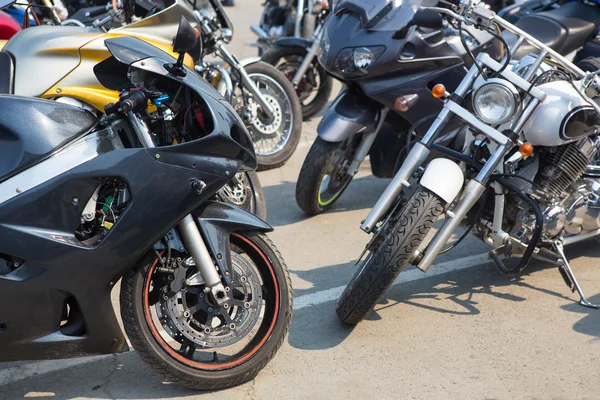 Motocicletas no estacionamento — Fotografia de Stock