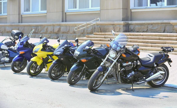 Мотоциклы на парковке — стоковое фото