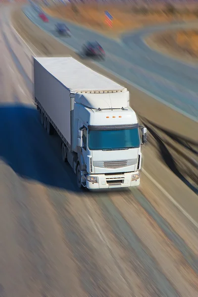 Camión se mueve por carretera —  Fotos de Stock