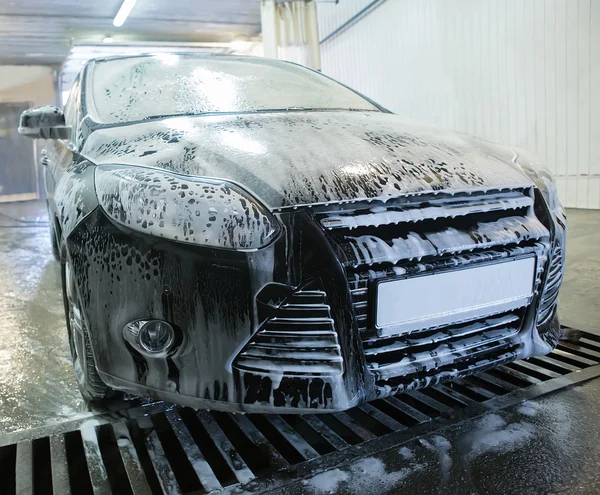 Auto bij carwash — Stockfoto