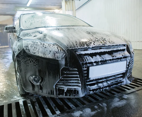 Coche en el lavado de coches — Foto de Stock