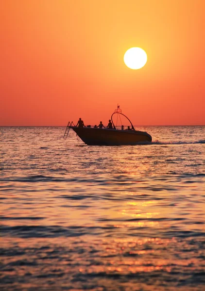 ボートで海の人々 と — ストック写真