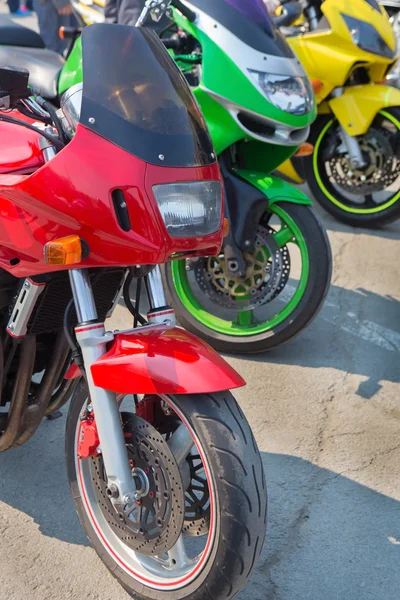 Moto rouge verte et jaune — Photo