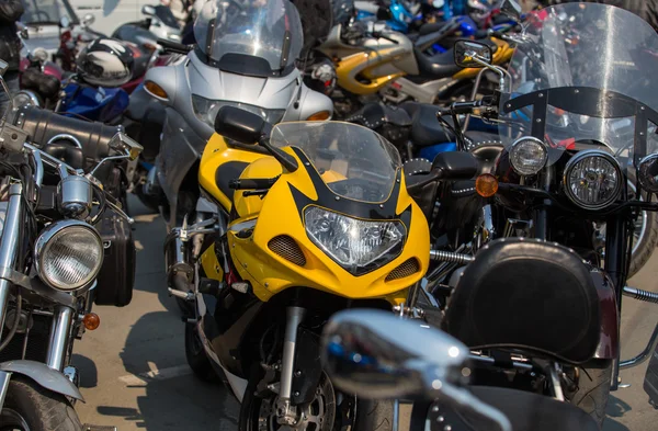 Motorcyklar på parkering — Stockfoto