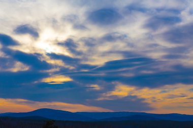 Dağların üzerinden gün doğumu