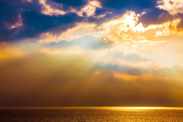 水に沈む夕日 — ストック写真