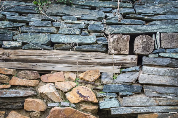 Grstary stone wall from rough stone — Stock Photo, Image