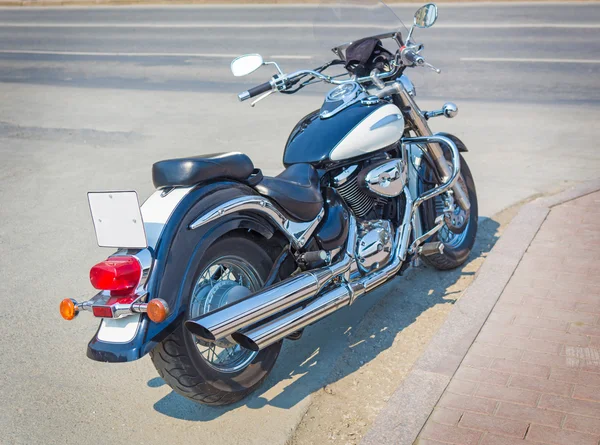 Motocicleta está estacionada en la carretera asfaltada —  Fotos de Stock