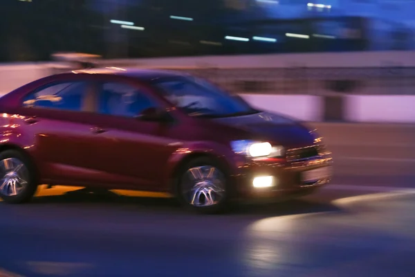 Carros vão na cidade da noite — Fotografia de Stock