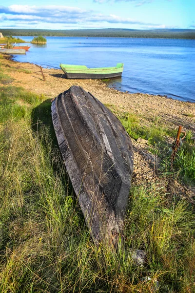 Träbåtar på stranden av sjön — Stockfoto