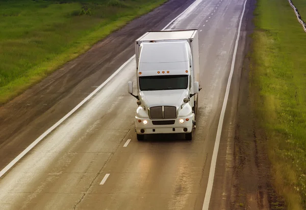 Kamion se pohybuje po dálnici — Stock fotografie