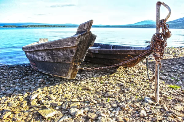 Деревянные лодки на берегу озера — стоковое фото