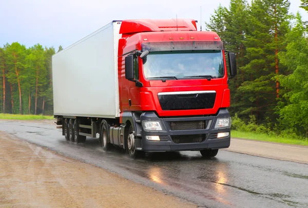 Lastbil går på motorvägen — Stockfoto