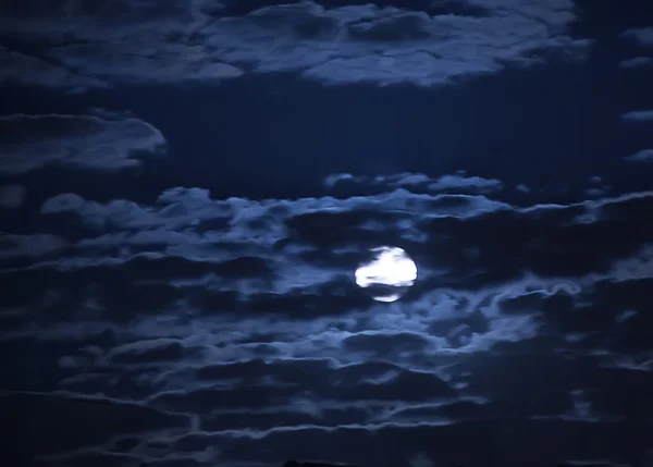 Lune dans le ciel sombre — Photo