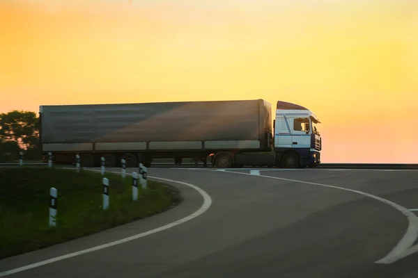 Truck goes on the highway — Stock Photo, Image