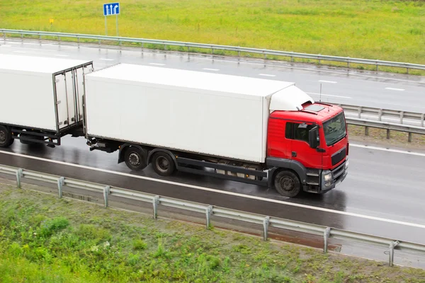 Truck goes on wet highway to rain — Stock Photo, Image