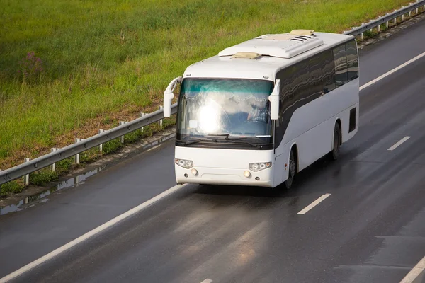 Autobus turystyczny idzie na autostradzie kraju — Zdjęcie stockowe