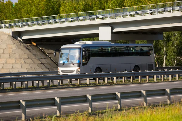 Λεωφορείο πηγαίνει στην εθνική οδό κάτω από την γέφυρα — Φωτογραφία Αρχείου