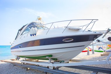 White Yat kıyıya destek