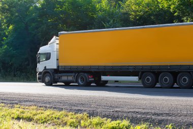 Trailer karayolu üzerinde hareket eder.