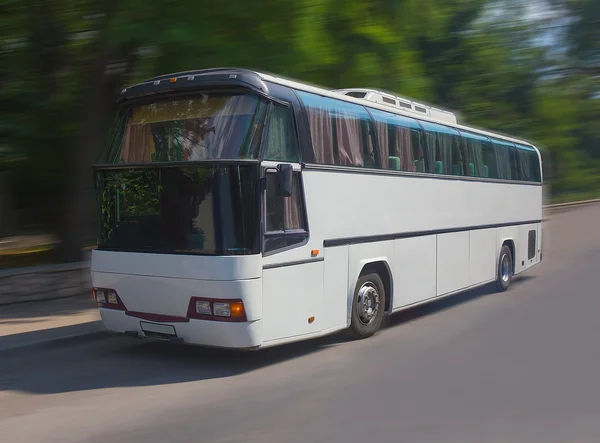 Turistický autobus jede po dálnici — Stock fotografie