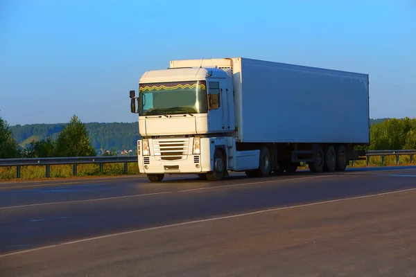 Lastbil transporter frakt på motorväg — Stockfoto