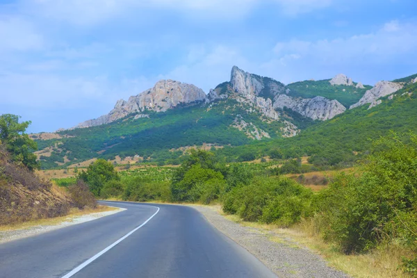 Crimea el paisaje montañoso con la carretera —  Fotos de Stock